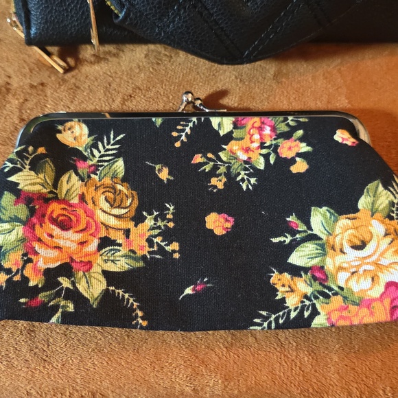 8 Piece FASHION GIFT OR RESALE BUNDLE. - Picture 7 of 14